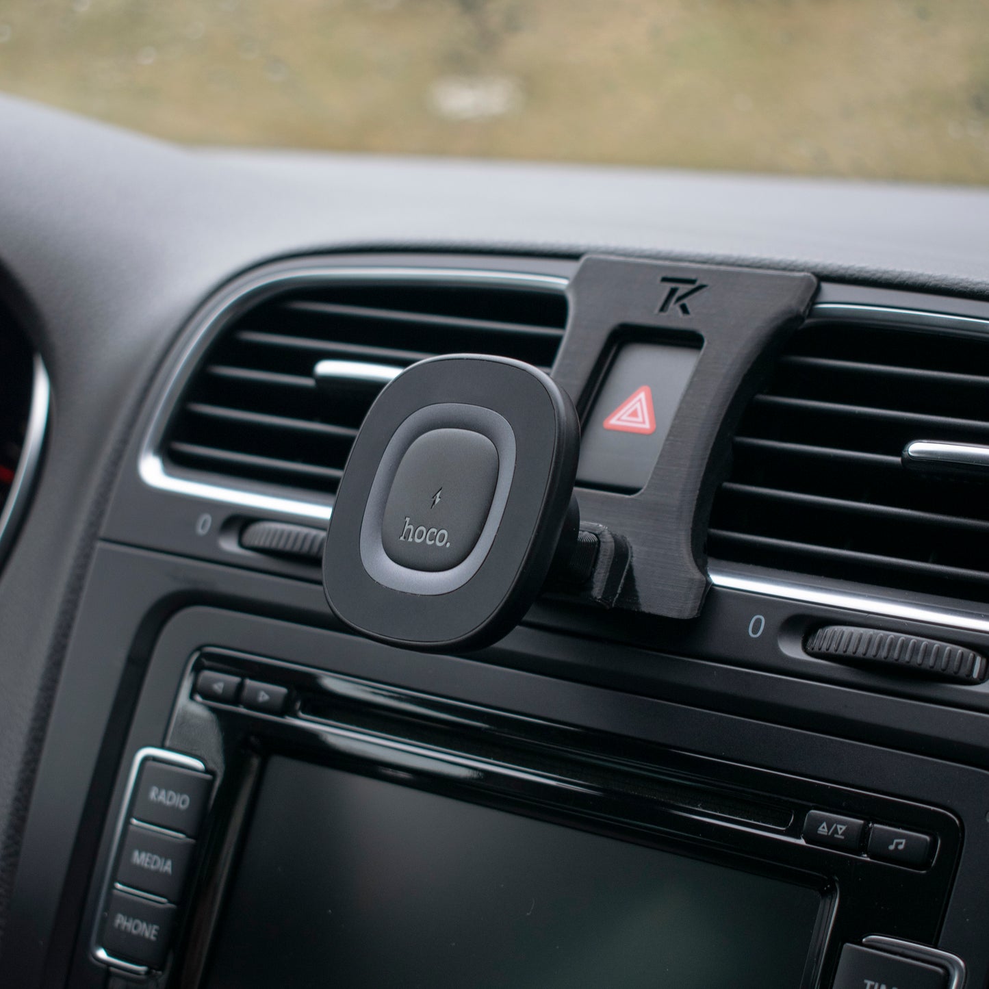 Magnetyczny uchwyt na telefon do Golf 6 2008 - 2012